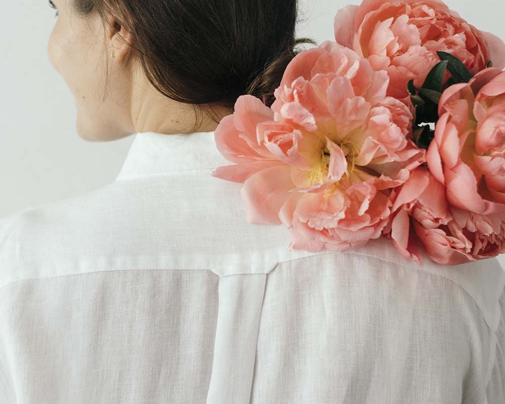 happy-woman-with-a-bouquet-of-coral-sunset-peony-X6CX4B6.jpg